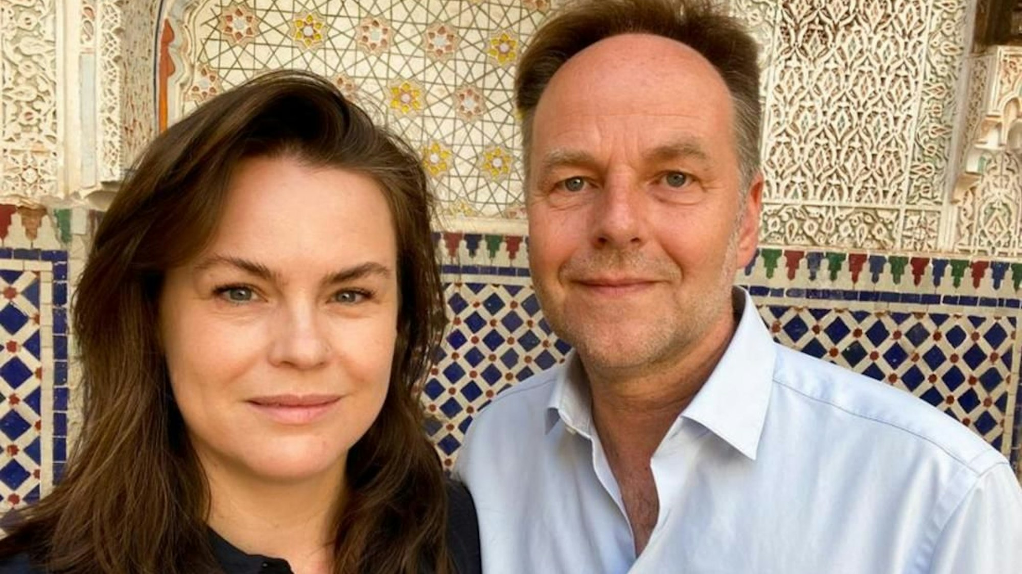 Die Kölner Carolin Schuster und Jan Westphal lächeln in die Kamera.