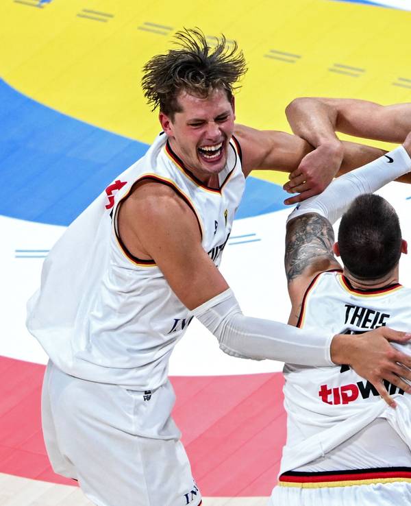 Deutschland ist sensationall Basketball-Weltmeister: Moritz Wagner, Daniel Theis und Franz Wagner jubeln.