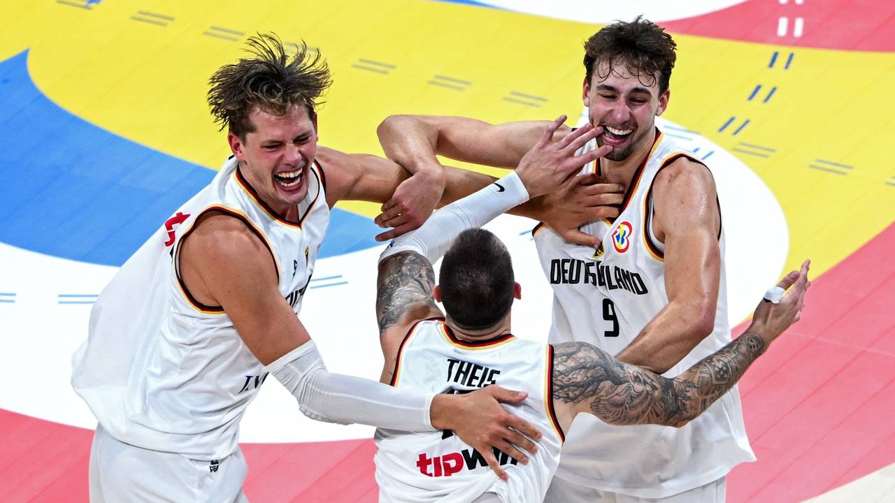 Deutschland ist sensationall Basketball-Weltmeister: Moritz Wagner, Daniel Theis und Franz Wagner jubeln.