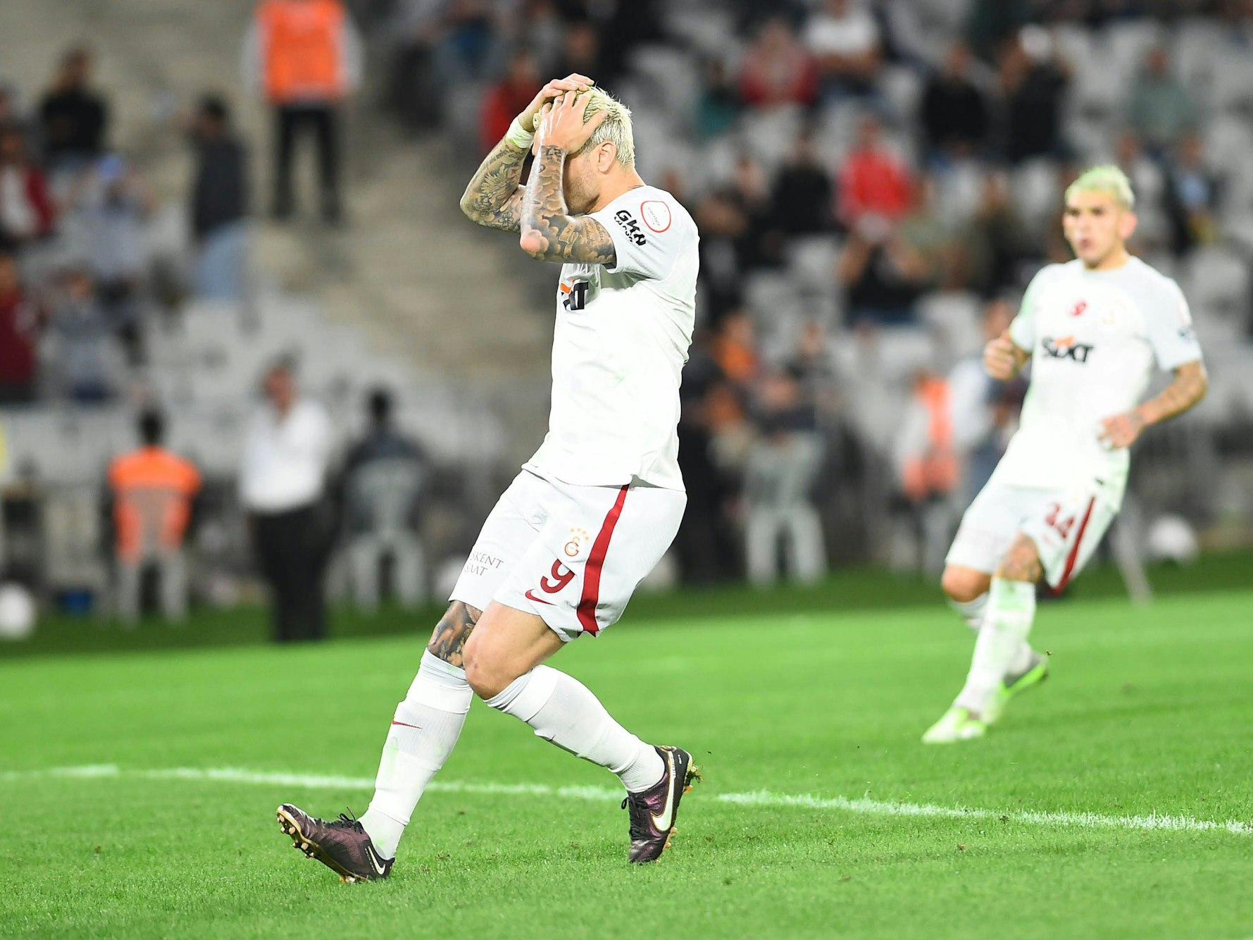 Mauro Icardi hält sich die Hände über den Kopf.