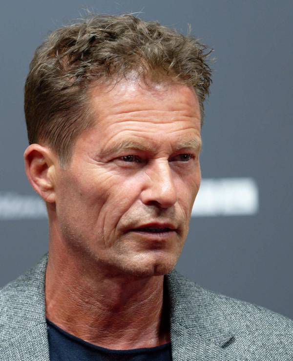 Til Schweiger posiert auf dem roten Teppich.