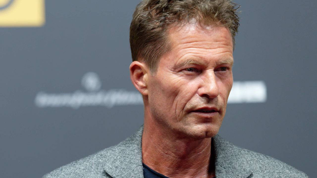 Til Schweiger posiert auf dem roten Teppich.