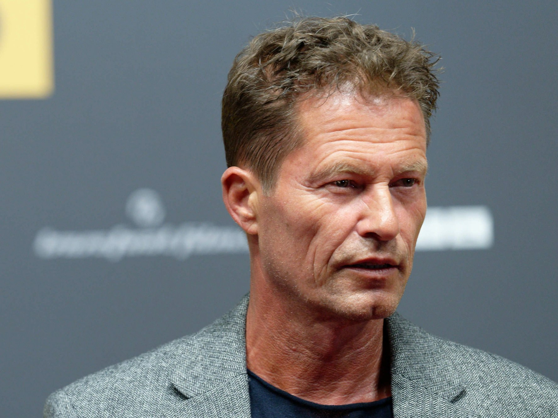 Til Schweiger posiert auf dem roten Teppich.