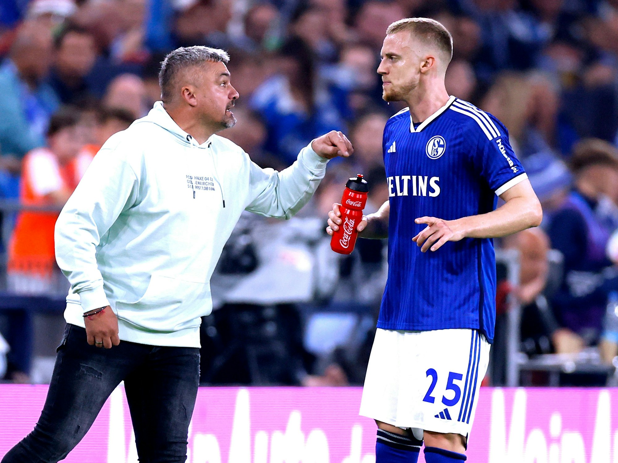 Thomas Reis redet auf Timo Baumgartl ein.