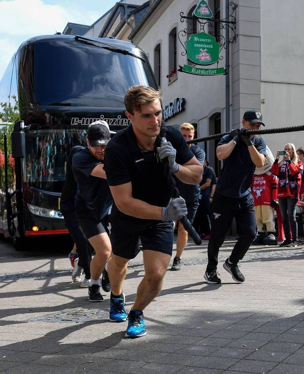 Bus-Duell Kölner Haie gegen Düsseldorfer EG in Dormagen. KEC-Profis ziehen das Gefährt.