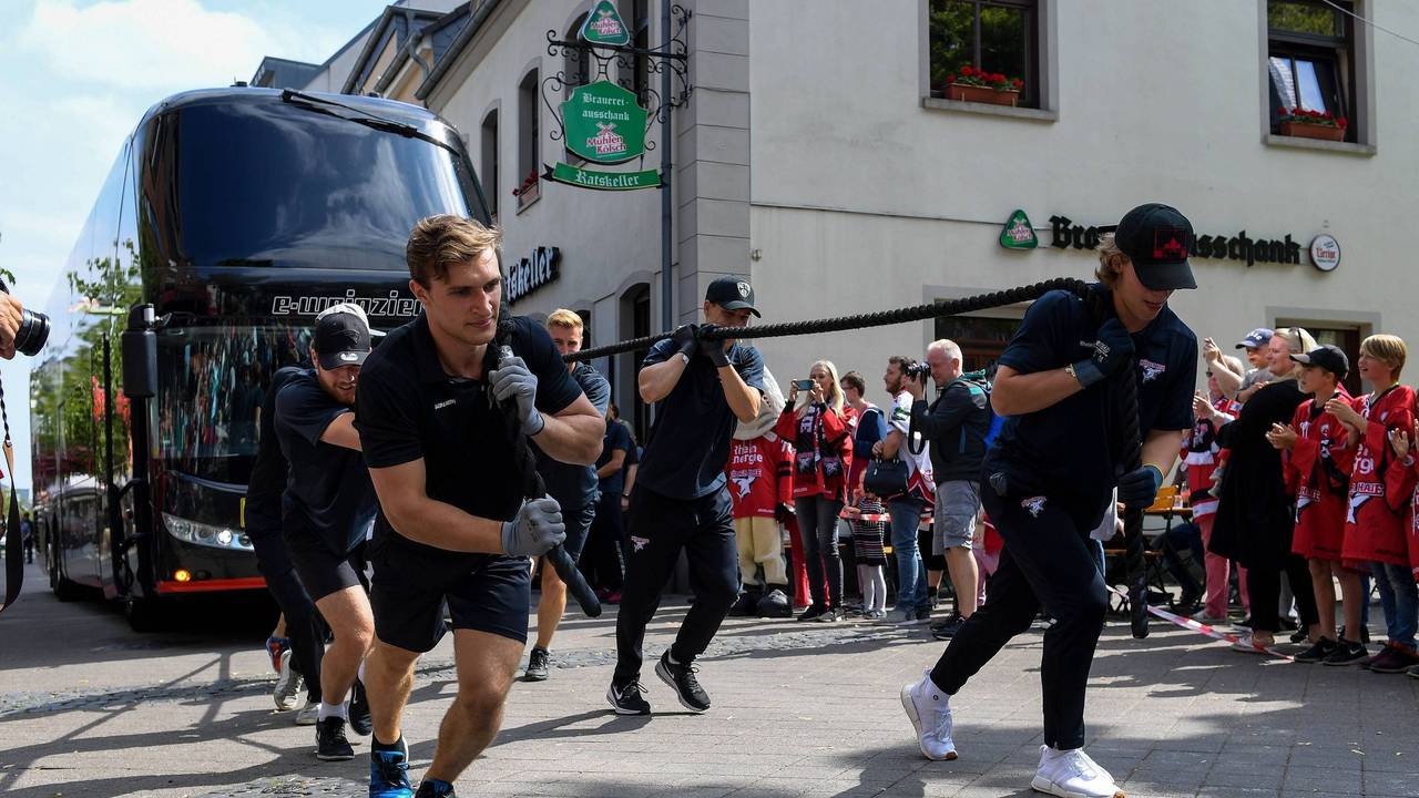 Bus-Duell Kölner Haie gegen Düsseldorfer EG in Dormagen. KEC-Profis ziehen das Gefährt.