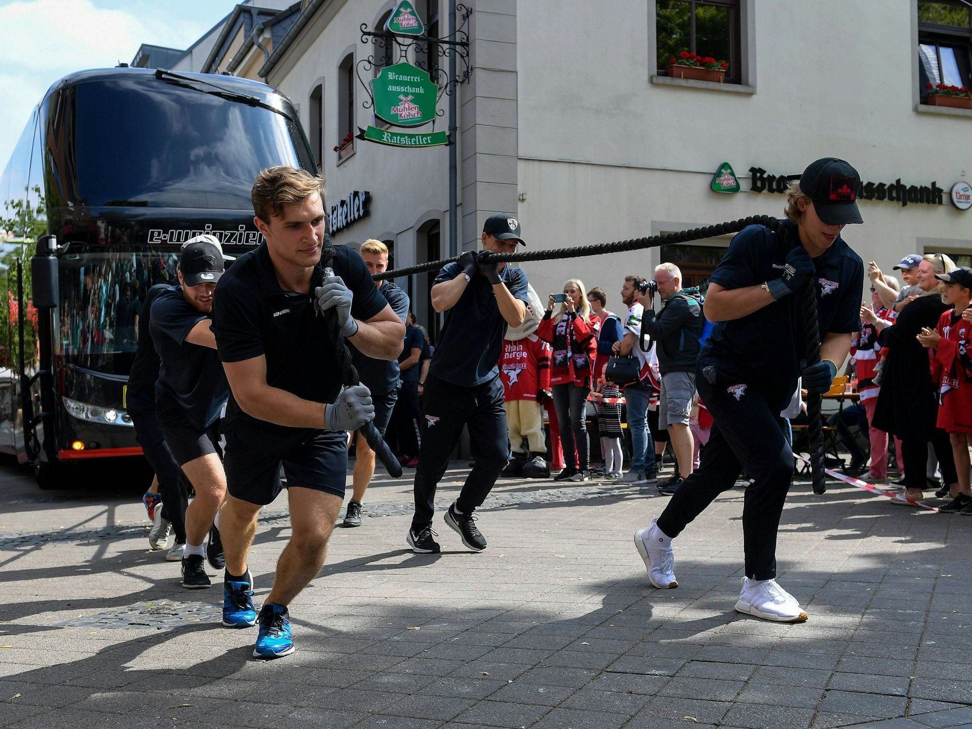 Bus-Duell Kölner Haie gegen Düsseldorfer EG in Dormagen. KEC-Profis ziehen das Gefährt.