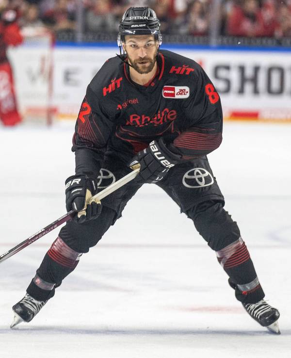 Eishockey-Stürmer Alexandre Grenier (Kölner Haie) läuft aufs Tor zu.