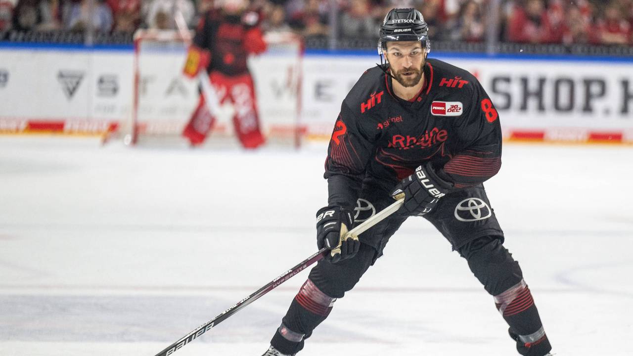 Eishockey-Stürmer Alexandre Grenier (Kölner Haie) läuft aufs Tor zu.