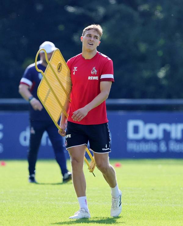 Timo Hübers trägt eine Freistoßmauer im FC-Training.