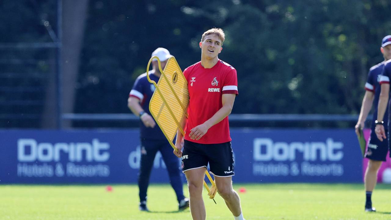 Timo Hübers trägt eine Freistoßmauer im FC-Training.