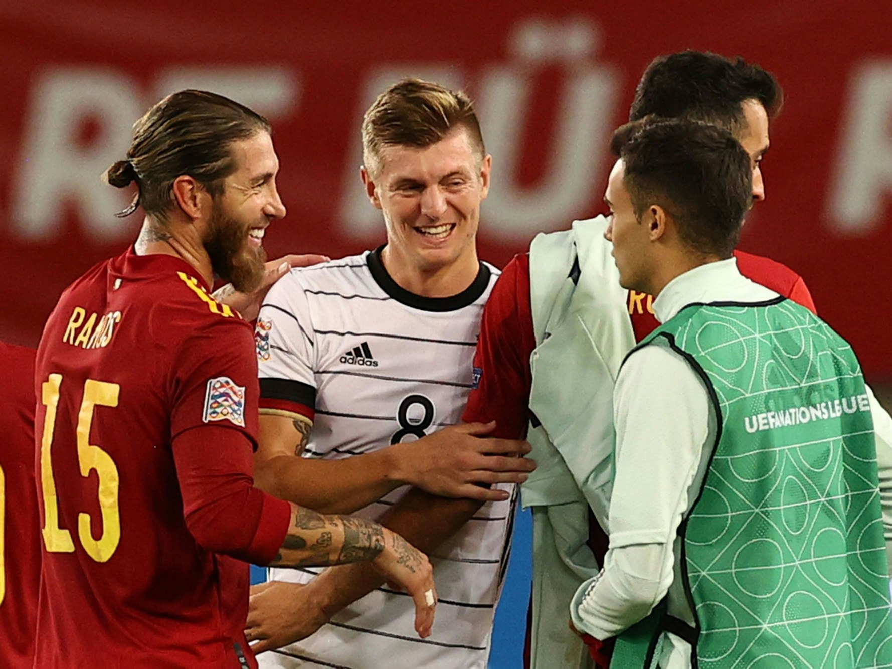 Toni Kroos gemeinsam mit seinem damaligen Kollegen von Real Madrid, Sergio Ramos, am 3. September 2020.