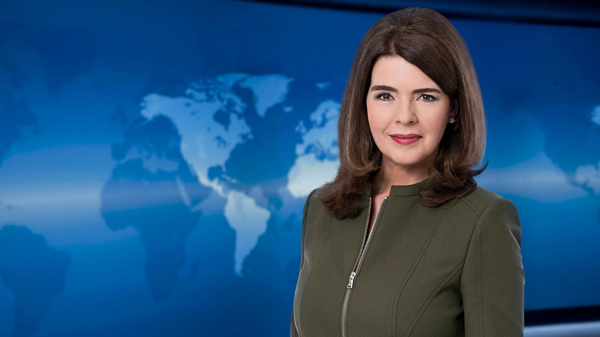 Susanne Daubner, Sprecherin der Tagesschau (undatierte Aufnahme). „Tagesschau“-Sprecherin steht im Studio.