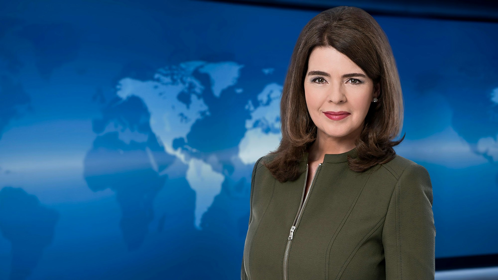 Susanne Daubner, Sprecherin der Tagesschau (undatierte Aufnahme). „Tagesschau“-Sprecherin steht im Studio.