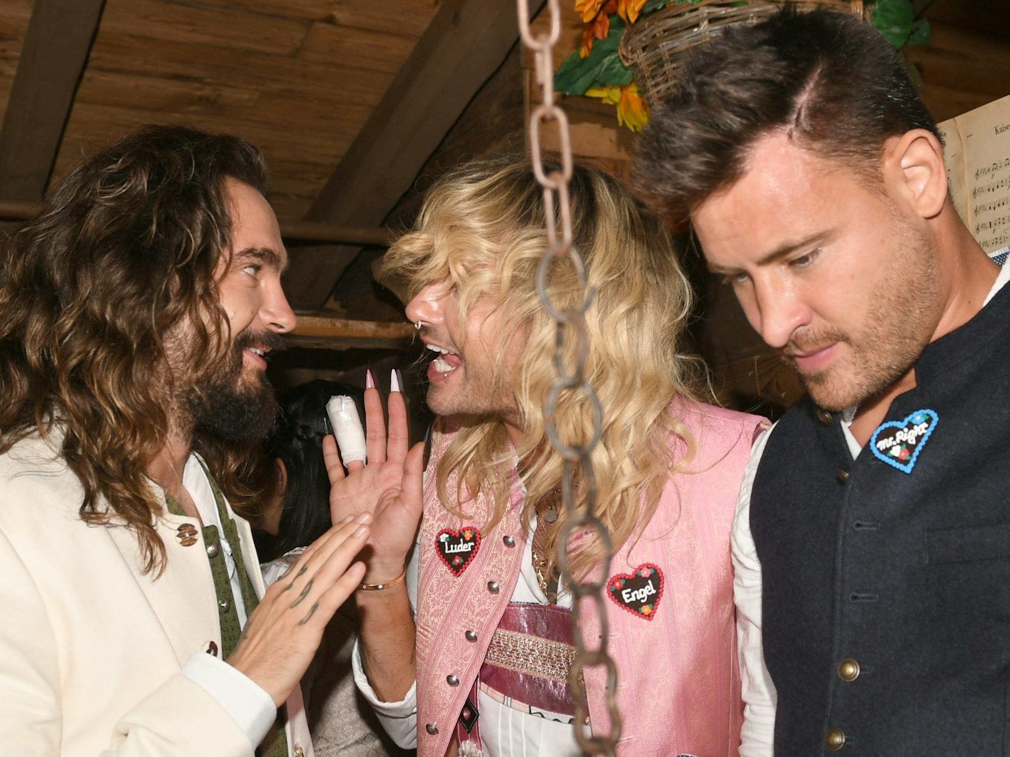 Die Tokio-Hotel-Musiker Tom (links) und Bill Kaulitz waren am 24. September 2023 im Käferzelt auf dem Oktoberfest in München unterwegs. Auch Internet-Star Marc Eggers feierte mit den Kaulitz-Zwillingen.