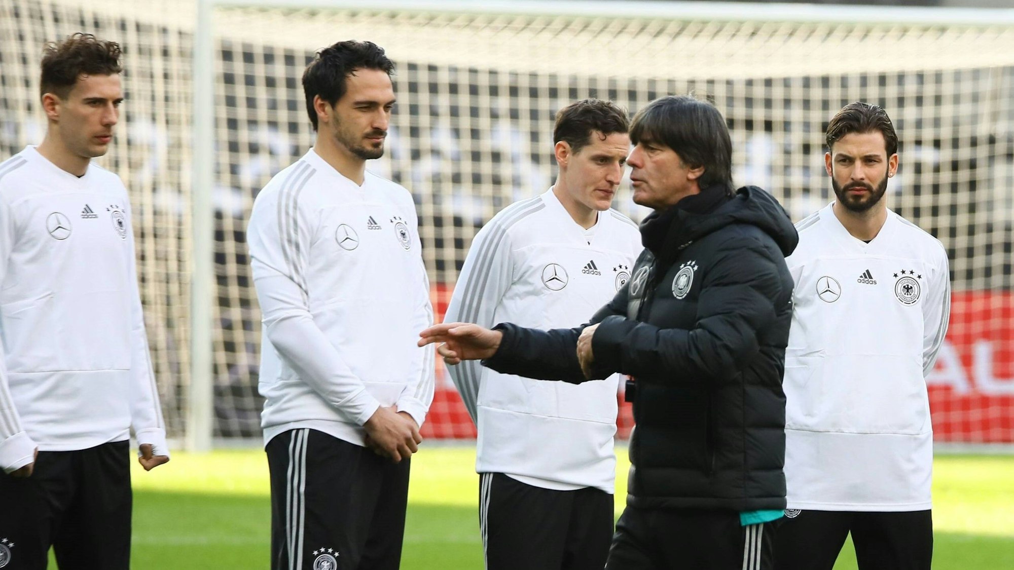 Joachim Löw spricht beim Training mit seinen Nationalspielern, darunter neben Leon Goretzka, Mats Hummels und Marvin Plattenhardt auch Sebastian Rudy (2.v.r.)