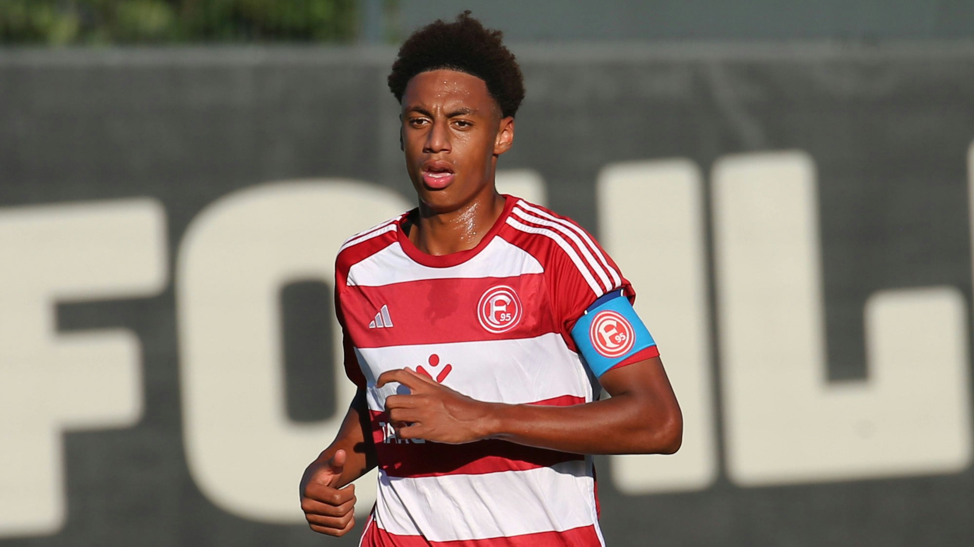 Sima Suso läuft im Spiel bei Borussia Mönchengladbach über den Platz.