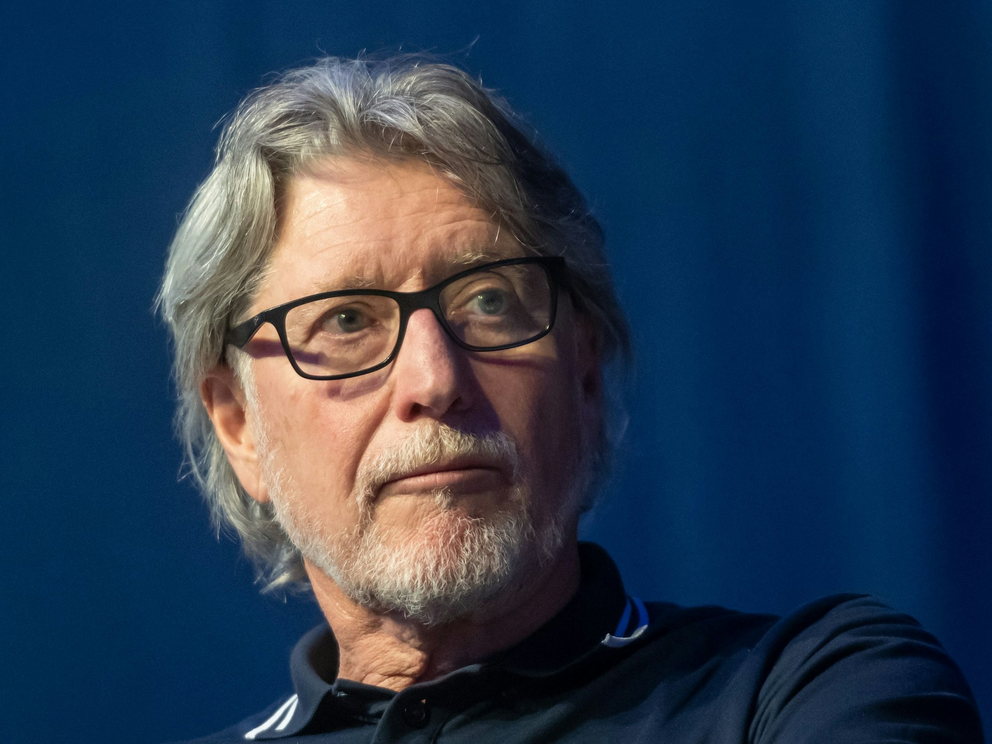 Toni Schumacher sitzt im Deutschen Fußballmuseum auf der Bühne.