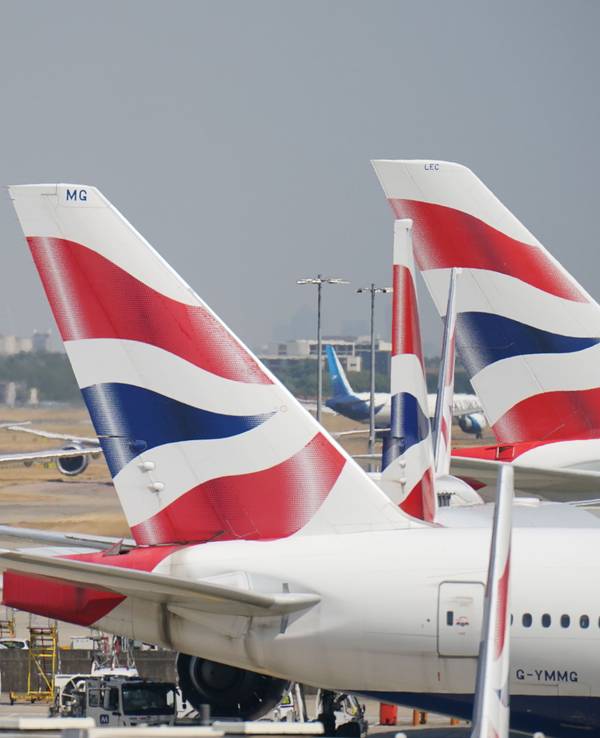 Flugzeuge von British Airways stehen auf dem Flughafen Heathrow in London.