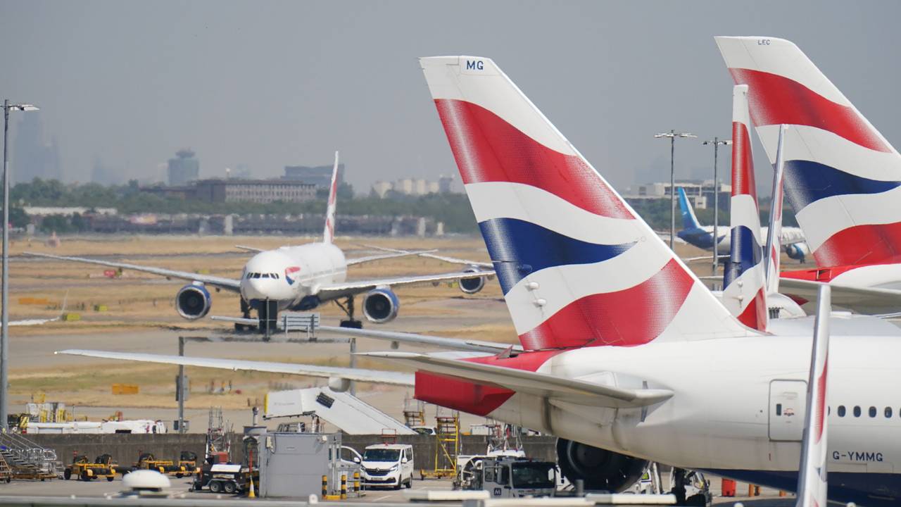 Flugzeuge von British Airways stehen auf dem Flughafen Heathrow in London.