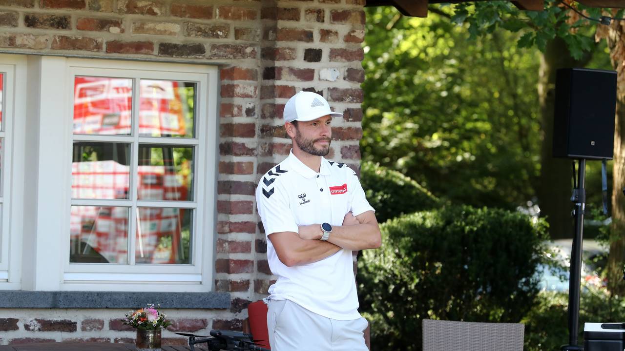 Jonas Hector steht am Rande des Golfplatzes Gut Lärchenhof.