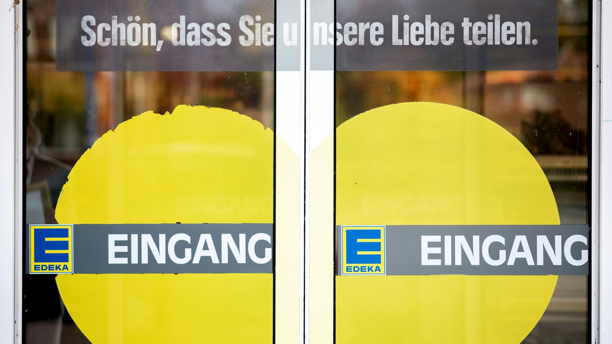 Blick auf den Eingang einer Edeka-Filiale in Langlingen (Niedersachsen): Edeka befindet sich in einem harten Preiskampf mit Markenherstellern.