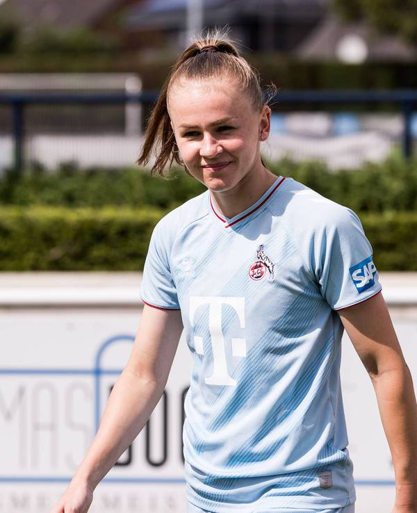 Laura Donhauser lächelt bei einem Testspiel des 1. FC Köln gegen Ajax.