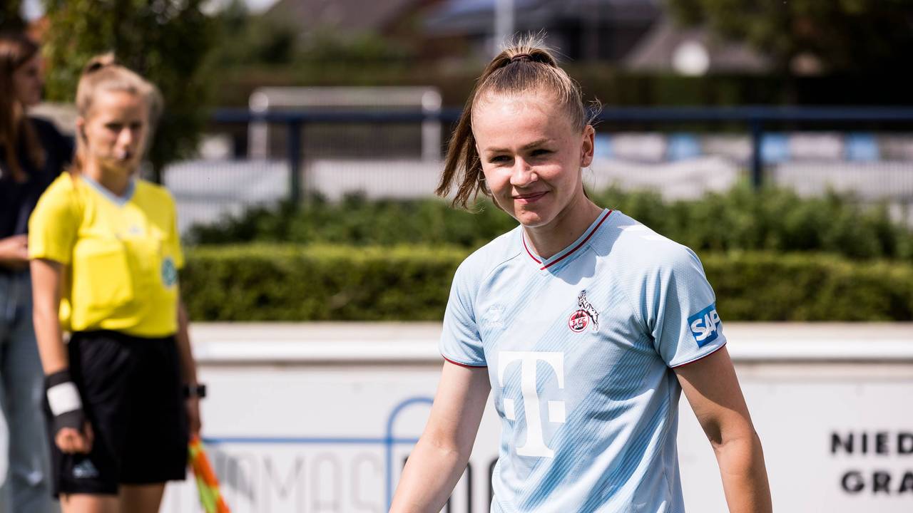 Laura Donhauser lächelt bei einem Testspiel des 1. FC Köln gegen Ajax.