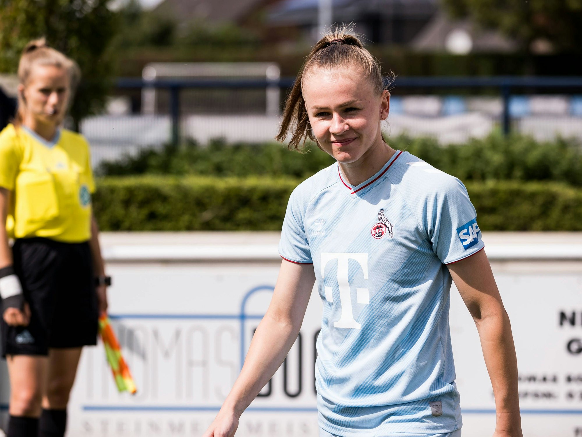 Laura Donhauser lächelt bei einem Testspiel des 1. FC Köln gegen Ajax.