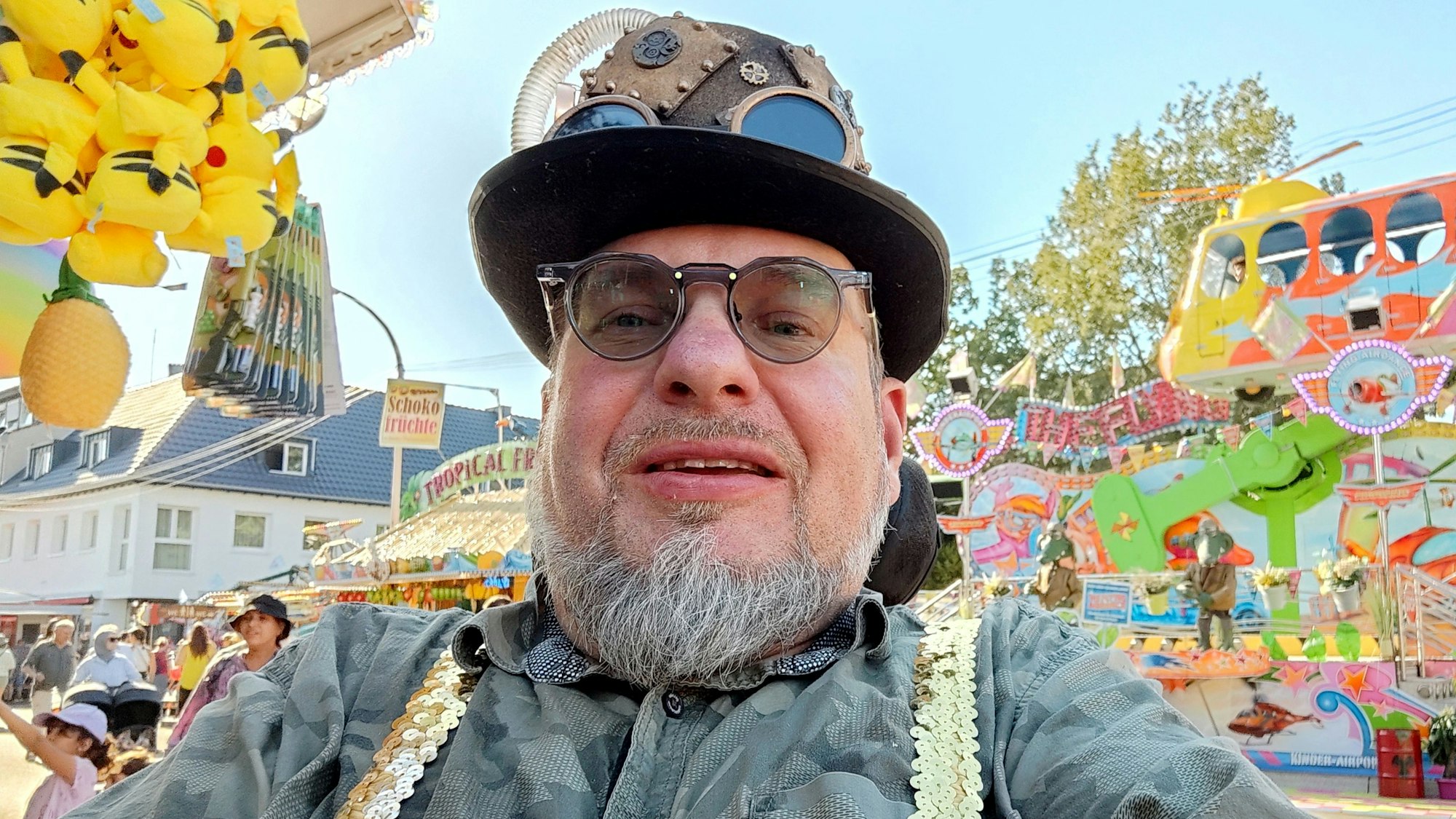 Rollstuhlfahrer Dirk Kolfhaus macht ein Selfie auf einer Kirmes.