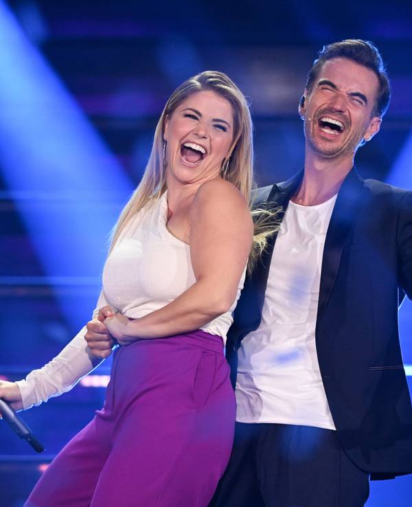 Die Schweizer Schlagersängerin Beatrice Egli und der deutsche Sänger und Moderator Florian Silbereisen stehen während der Fernsehshow „Der große Schlagerabschied“ gemeinsam auf der Bühne.