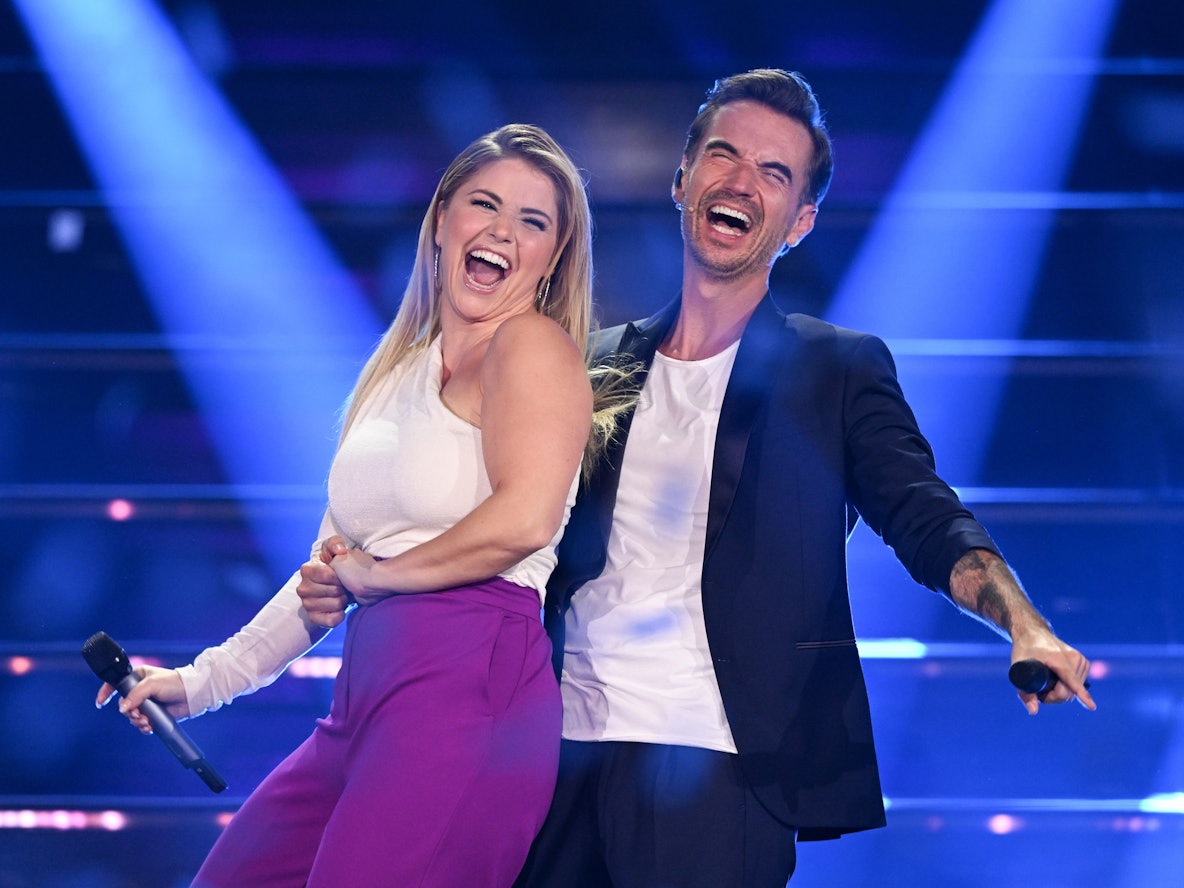 Die Schweizer Schlagersängerin Beatrice Egli und der deutsche Sänger und Moderator Florian Silbereisen stehen während der Fernsehshow „Der große Schlagerabschied“ gemeinsam auf der Bühne.