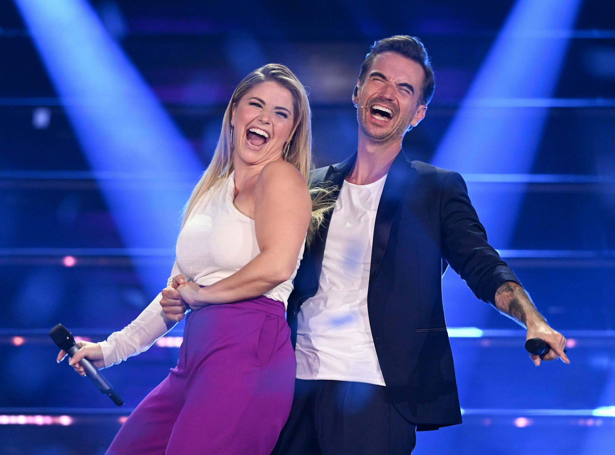 Die Schweizer Schlagersängerin Beatrice Egli und der deutsche Sänger und Moderator Florian Silbereisen stehen während der Fernsehshow „Der große Schlagerabschied“ gemeinsam auf der Bühne.