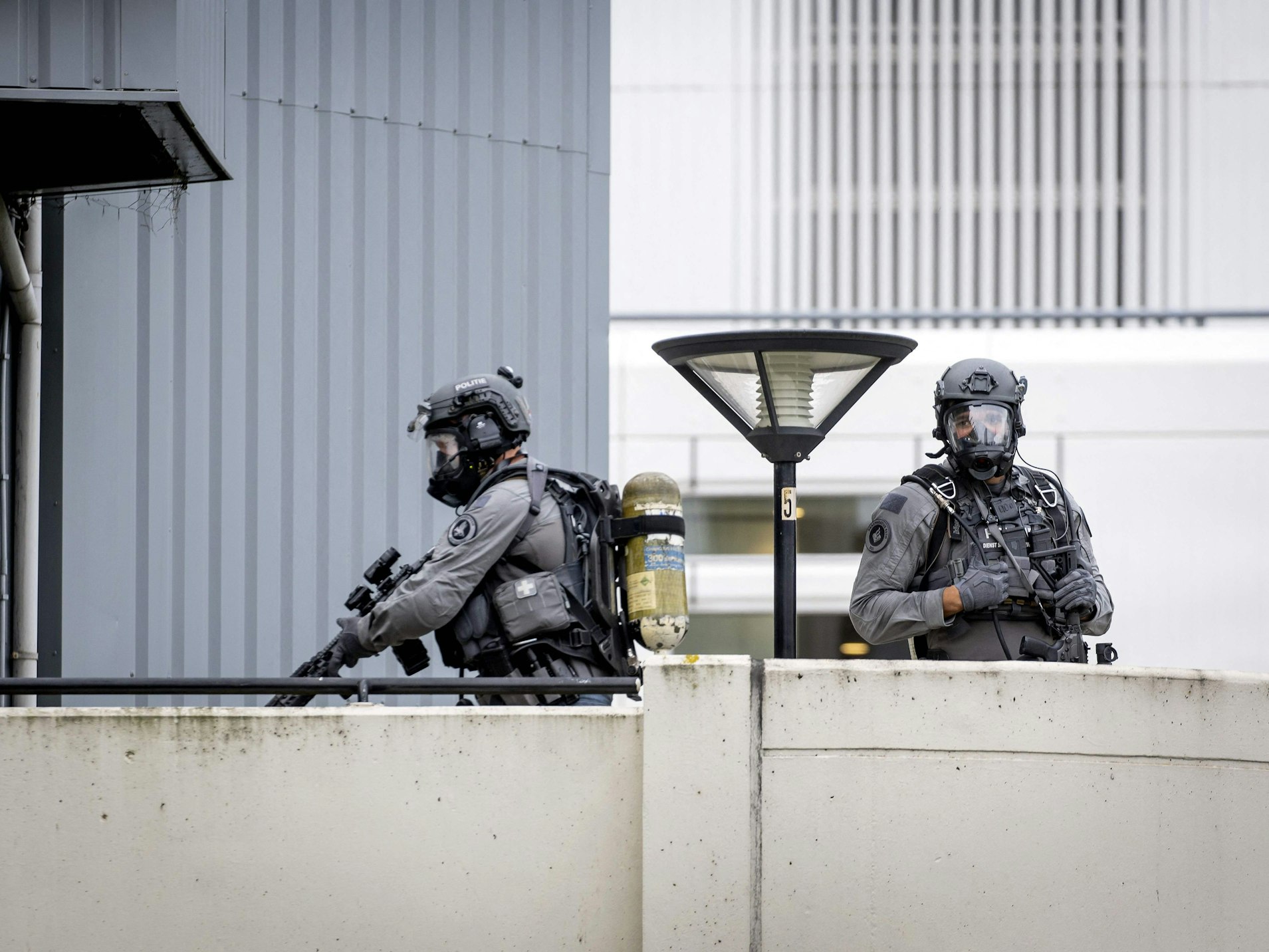 Spezialkräfte auf dem Dach der Uniklinik in Rotterdam, nachdem ein Student dort das Feuer auf Menschen eröffnet hatte.