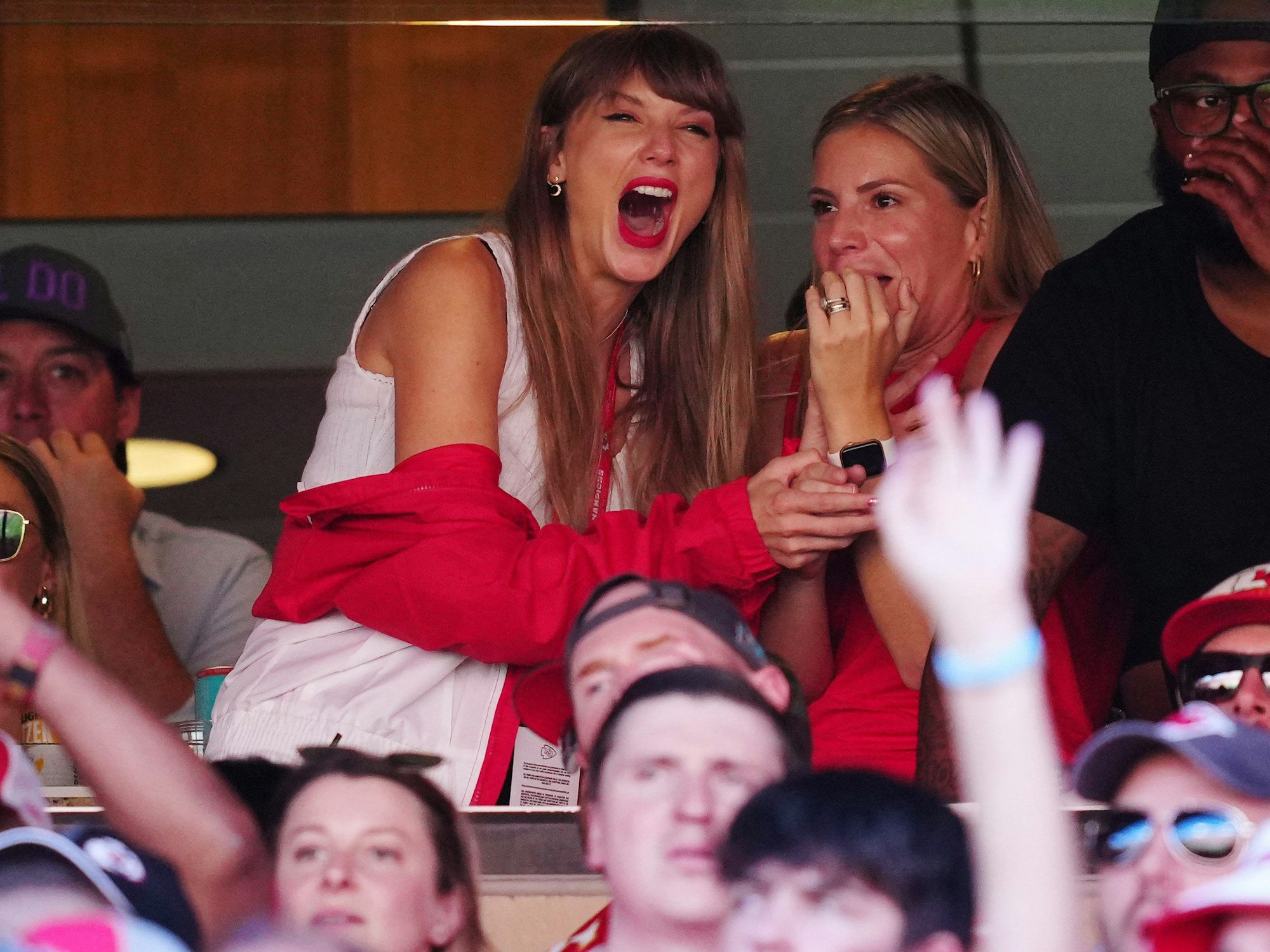 Taylor Swift in einer Loge im Arrowhead Stadion.