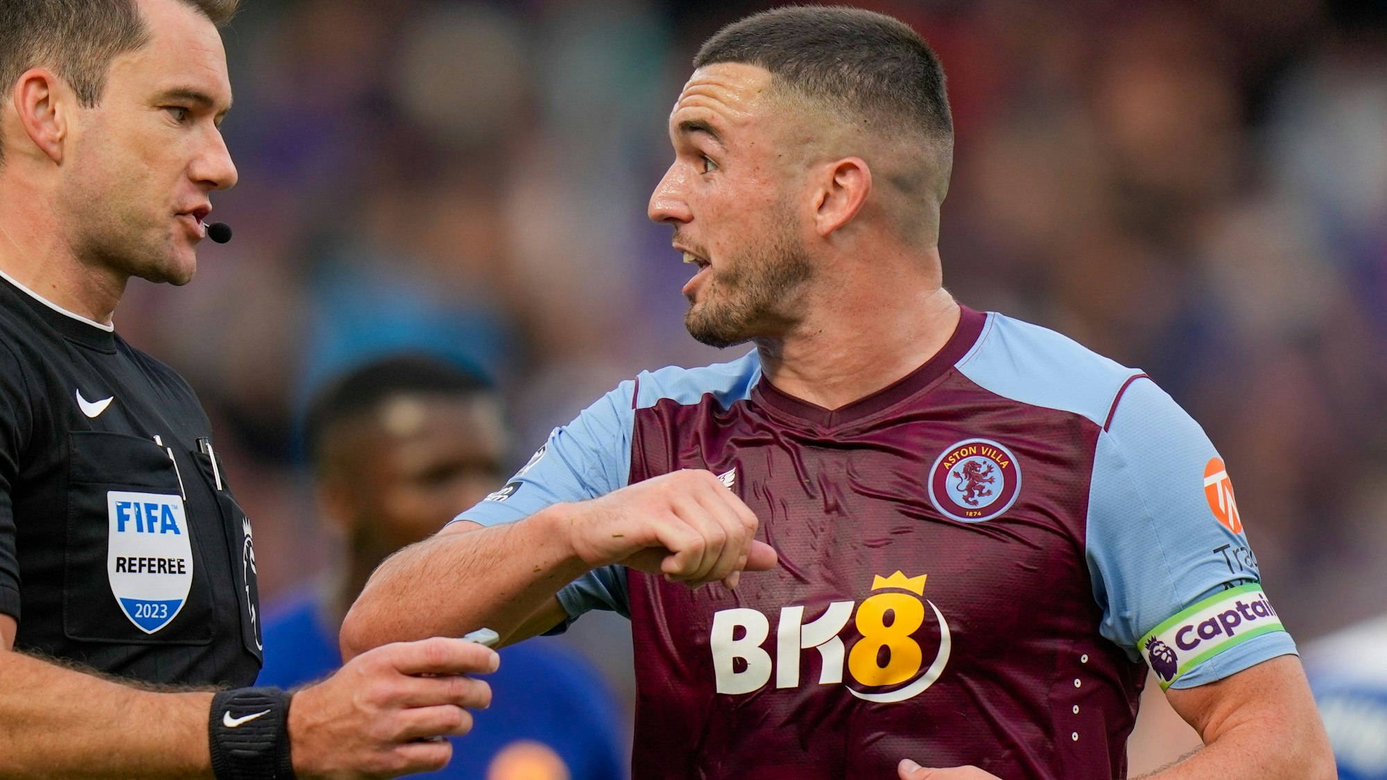 John McGinn im völlig durchnässten Trikot von Aston Villa.