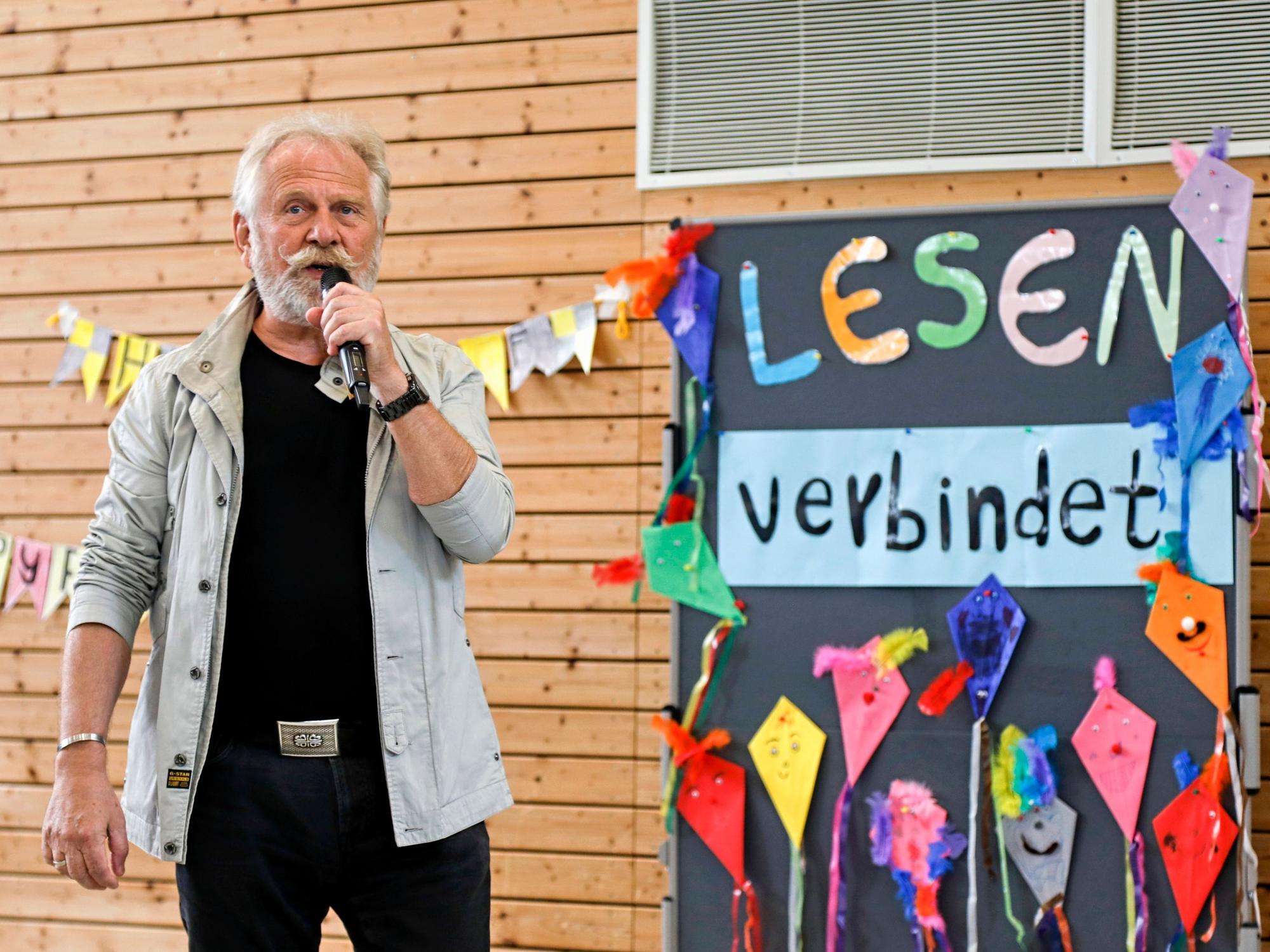 Henning Krautmacher spricht ins Mikrofon.