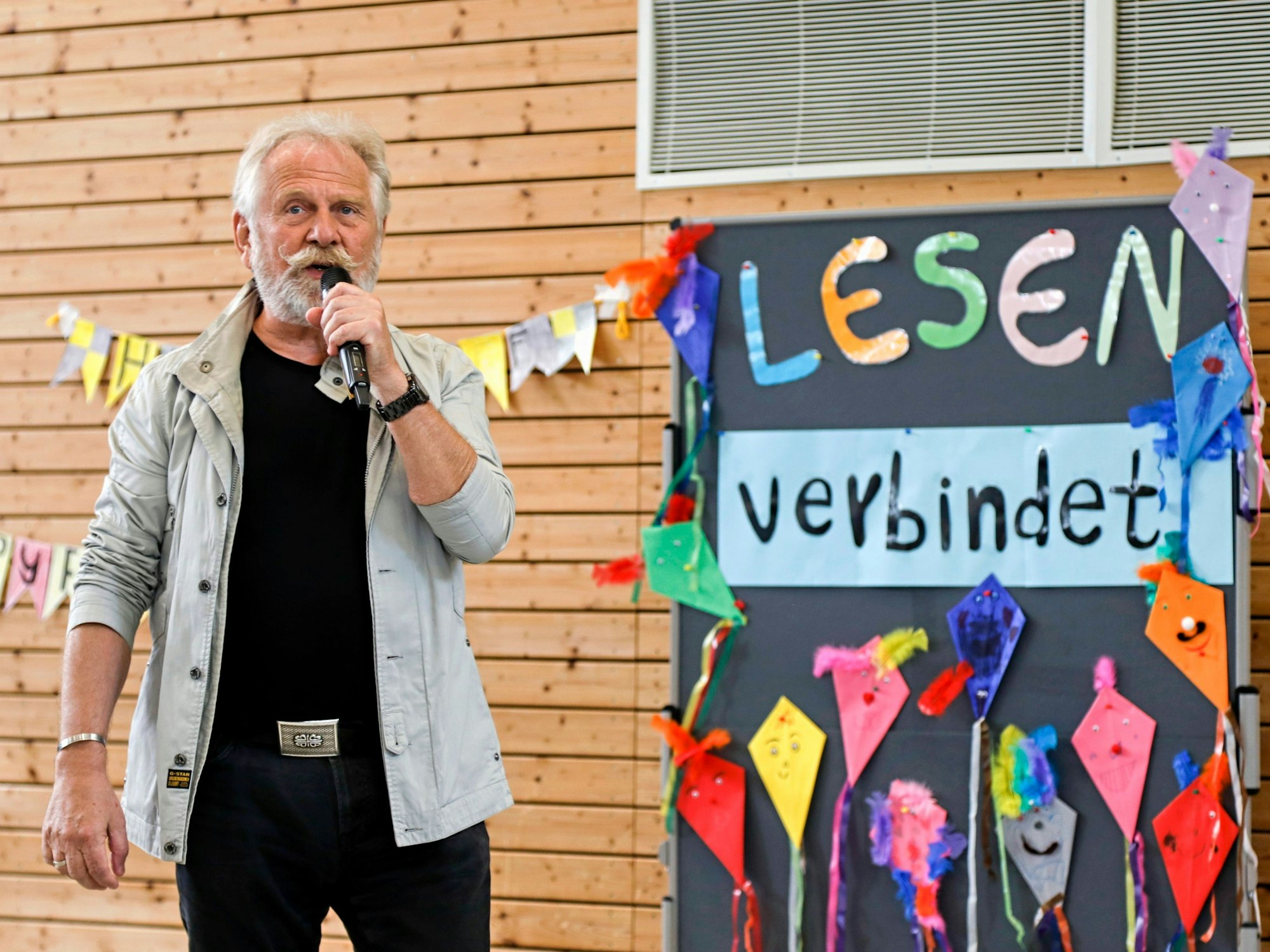 Henning Krautmacher spricht ins Mikrofon.