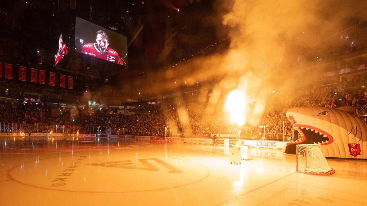 Stimmung in der Arena beim Haie-Heimspiel in Köln.