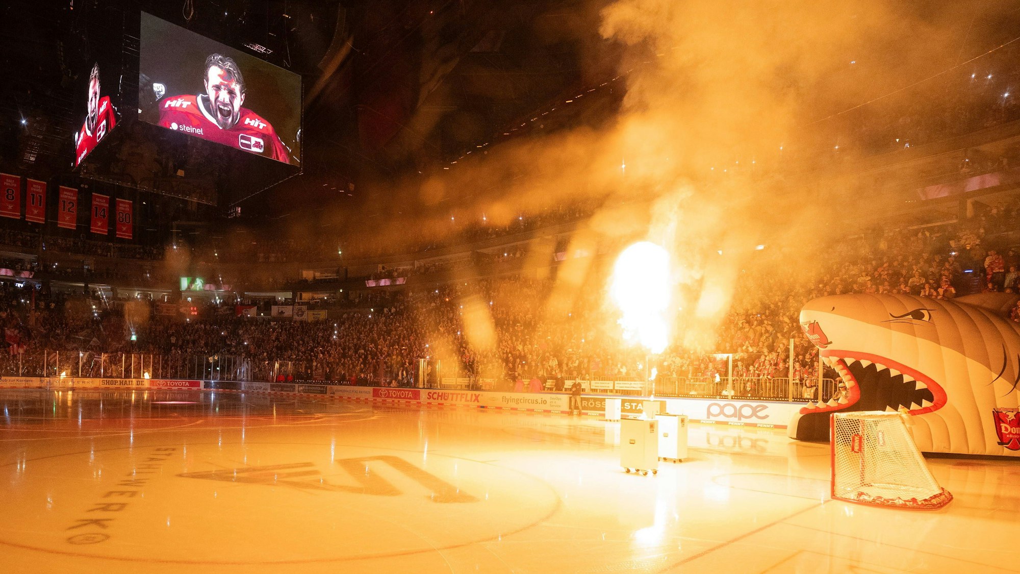 Stimmung in der Arena beim Haie-Heimspiel in Köln.