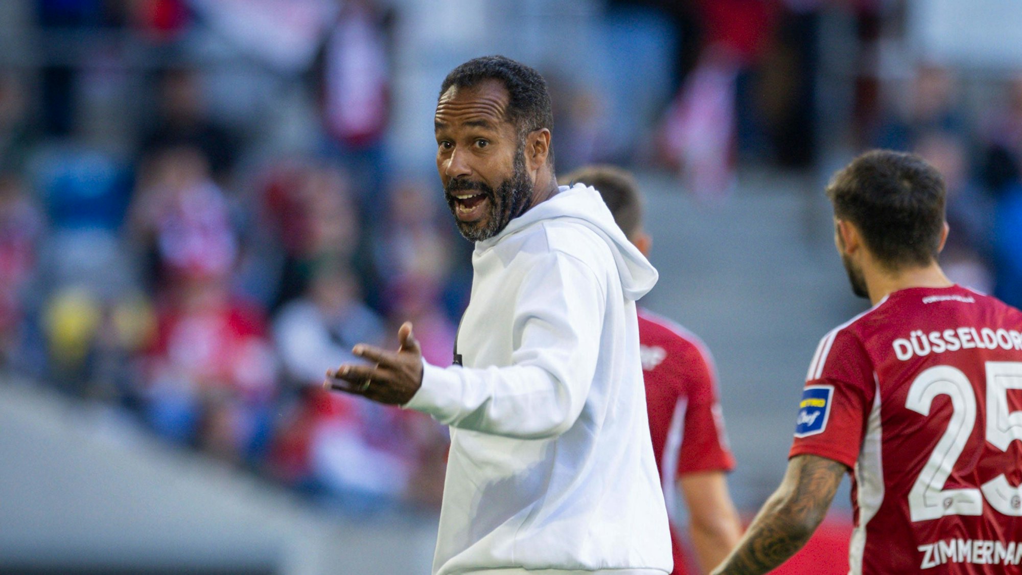 Daniel Thioune ruft sich beim Spiel gegen Hannover 96 einen Spieler heran.