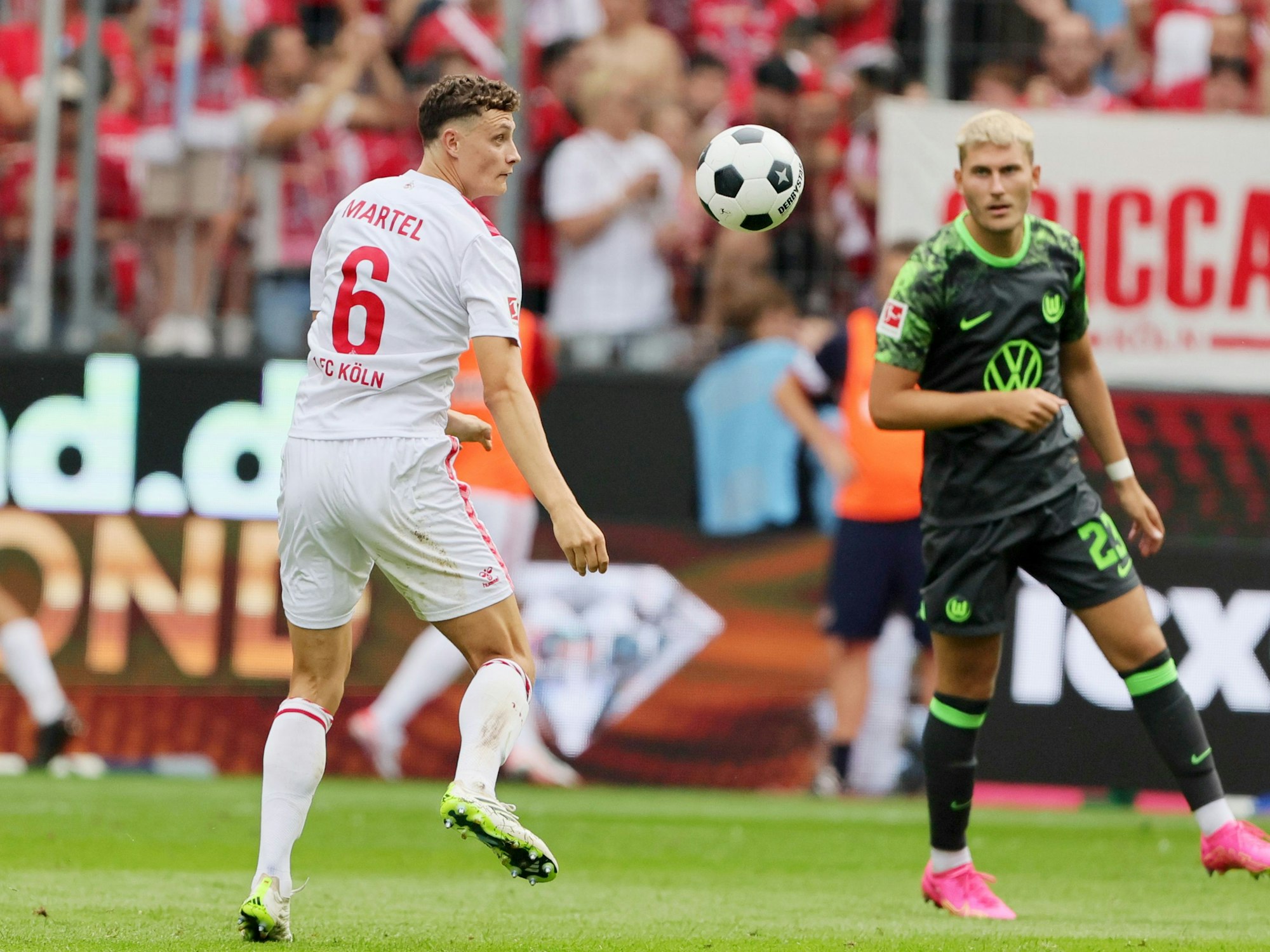 Er Martel versucht, den Ball unter Kontrolle zu bringen.