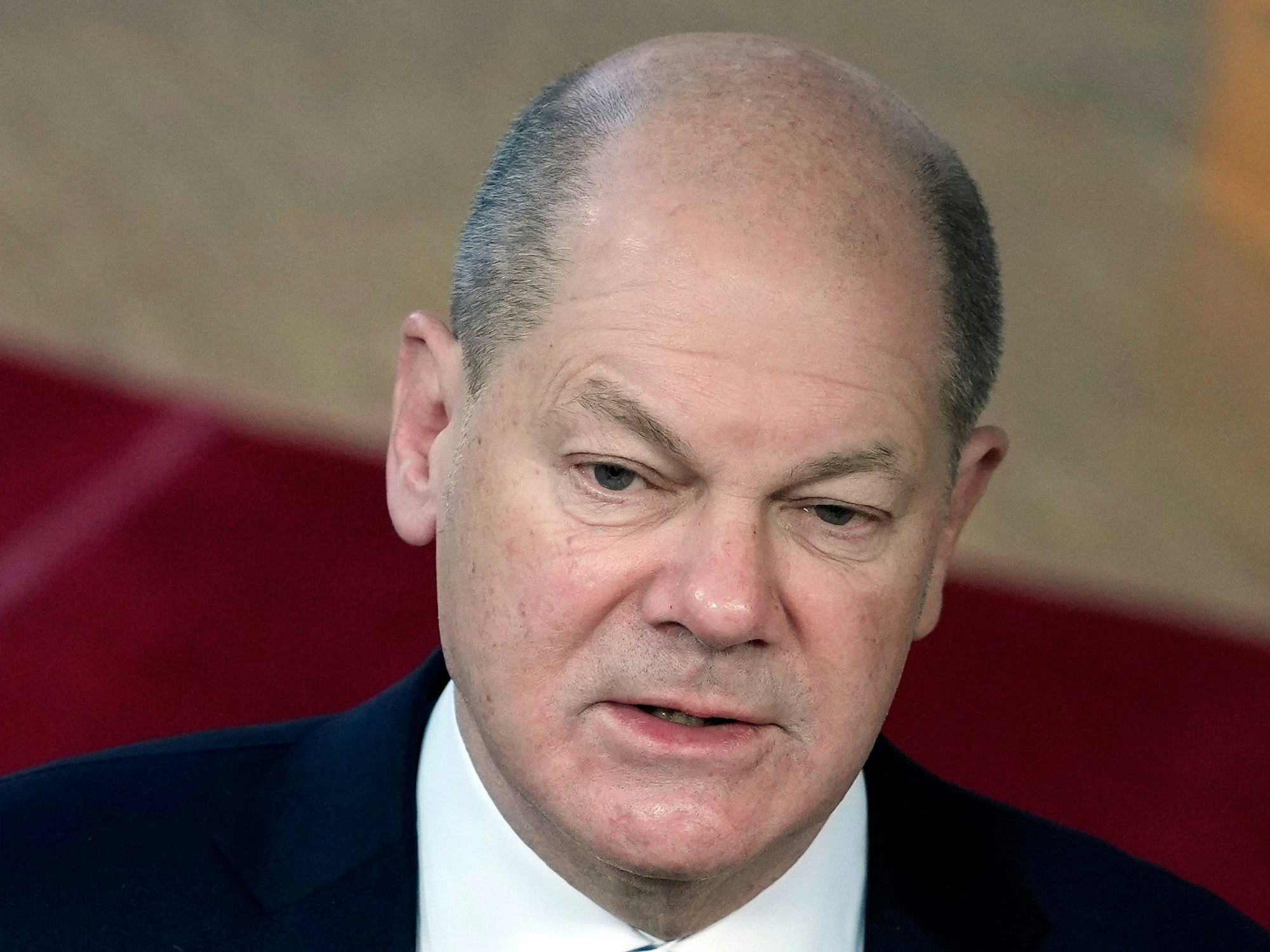 Bundeskanzler Olaf Scholz (SPD) spricht Ende 2022 in Brüssel zu den Medien bei der Ankunft vor dem Gipfeltreffen des Europäischen Rates.