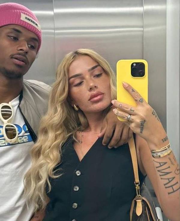 Karim Adeyemi und Loredana nehmen ein Aufzug-Selfie auf.