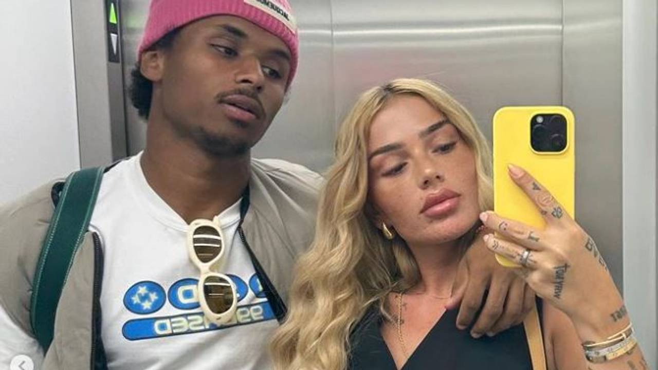 Karim Adeyemi und Loredana nehmen ein Aufzug-Selfie auf.