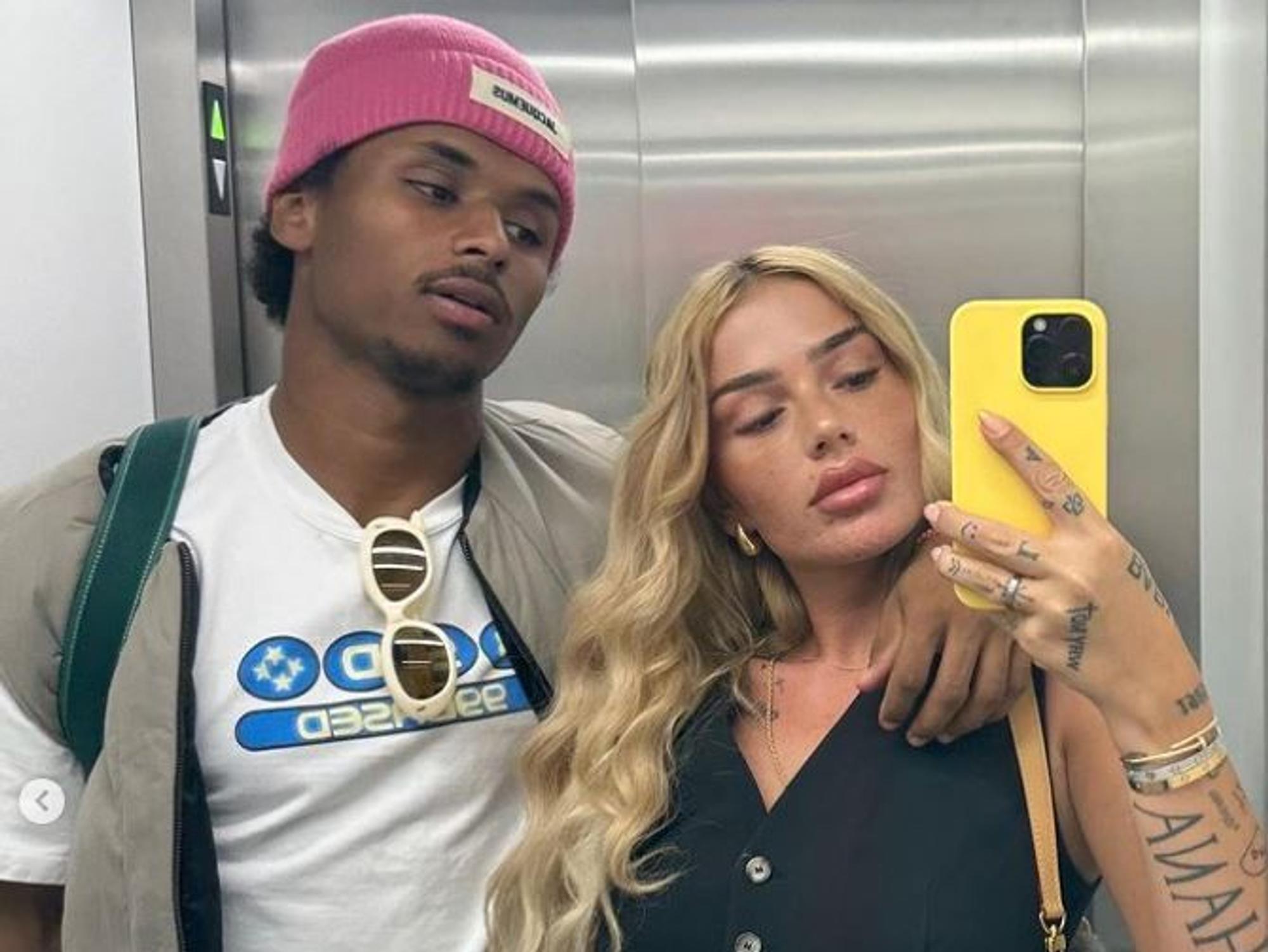 Karim Adeyemi und Loredana nehmen ein Aufzug-Selfie auf.