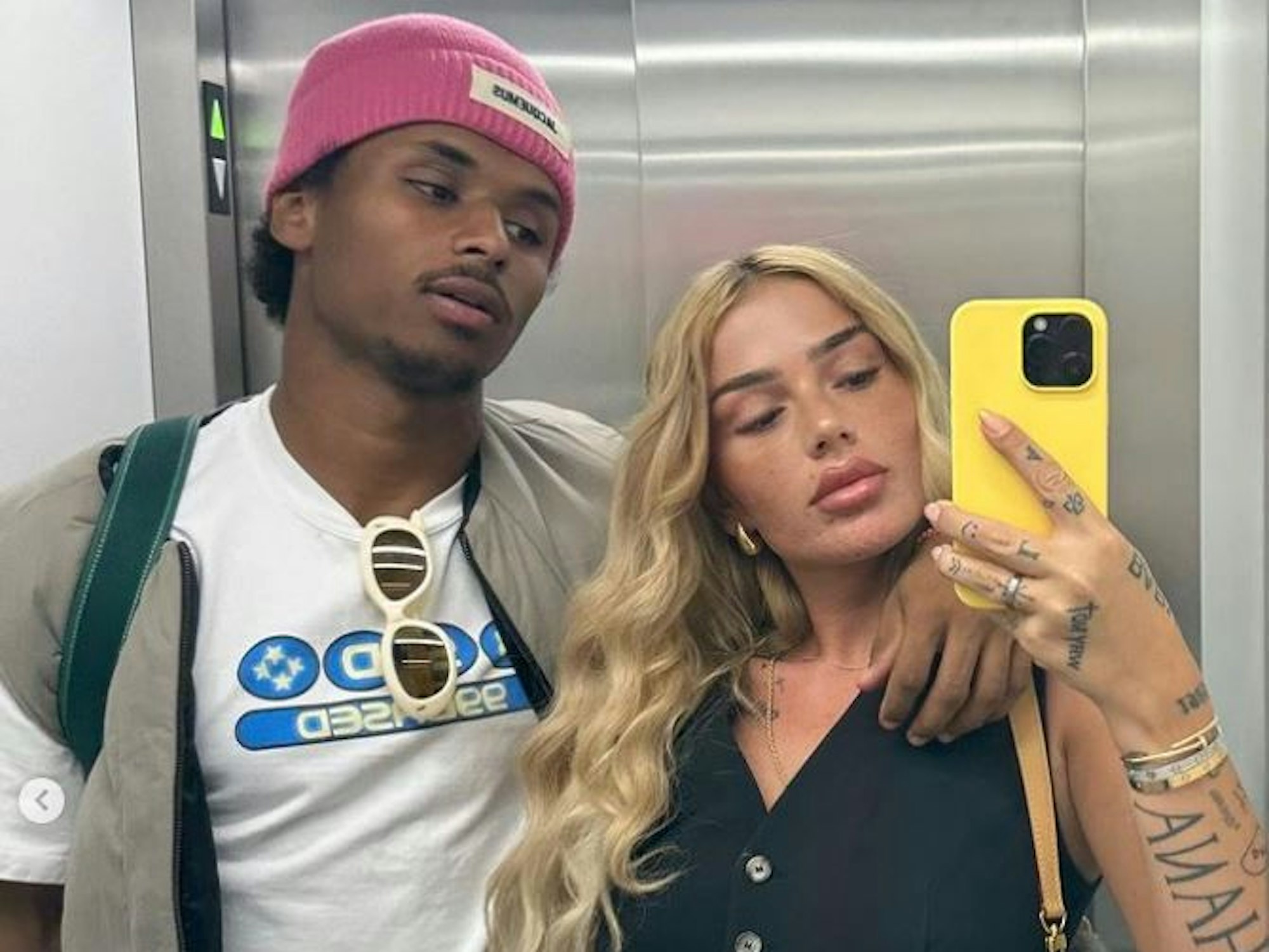 Karim Adeyemi und Loredana nehmen ein Aufzug-Selfie auf.