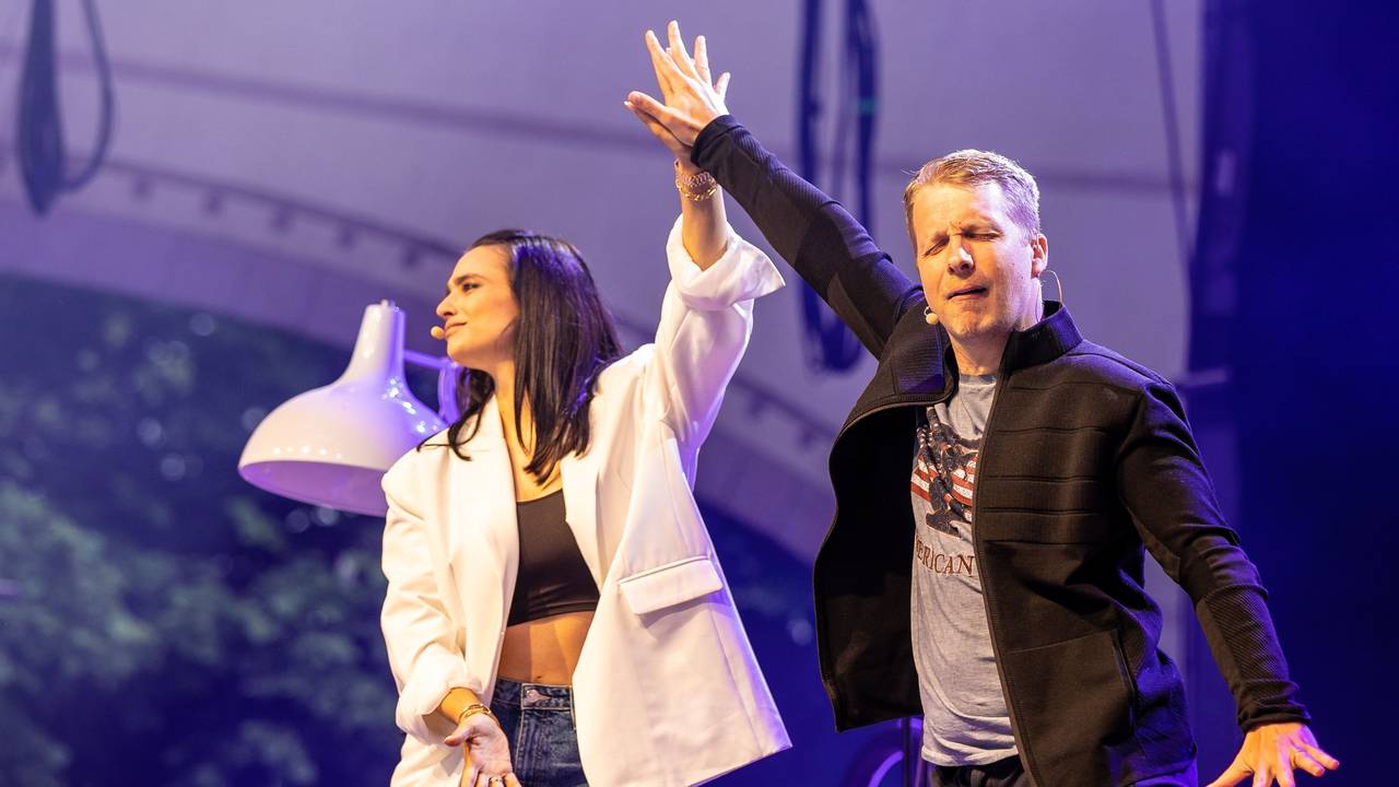 Comedian Oliver Pocher und seine Frau Amira Pocher treten mit ihrem Programm „Die Pochers“ auf der Gilde Parkbühne auf.