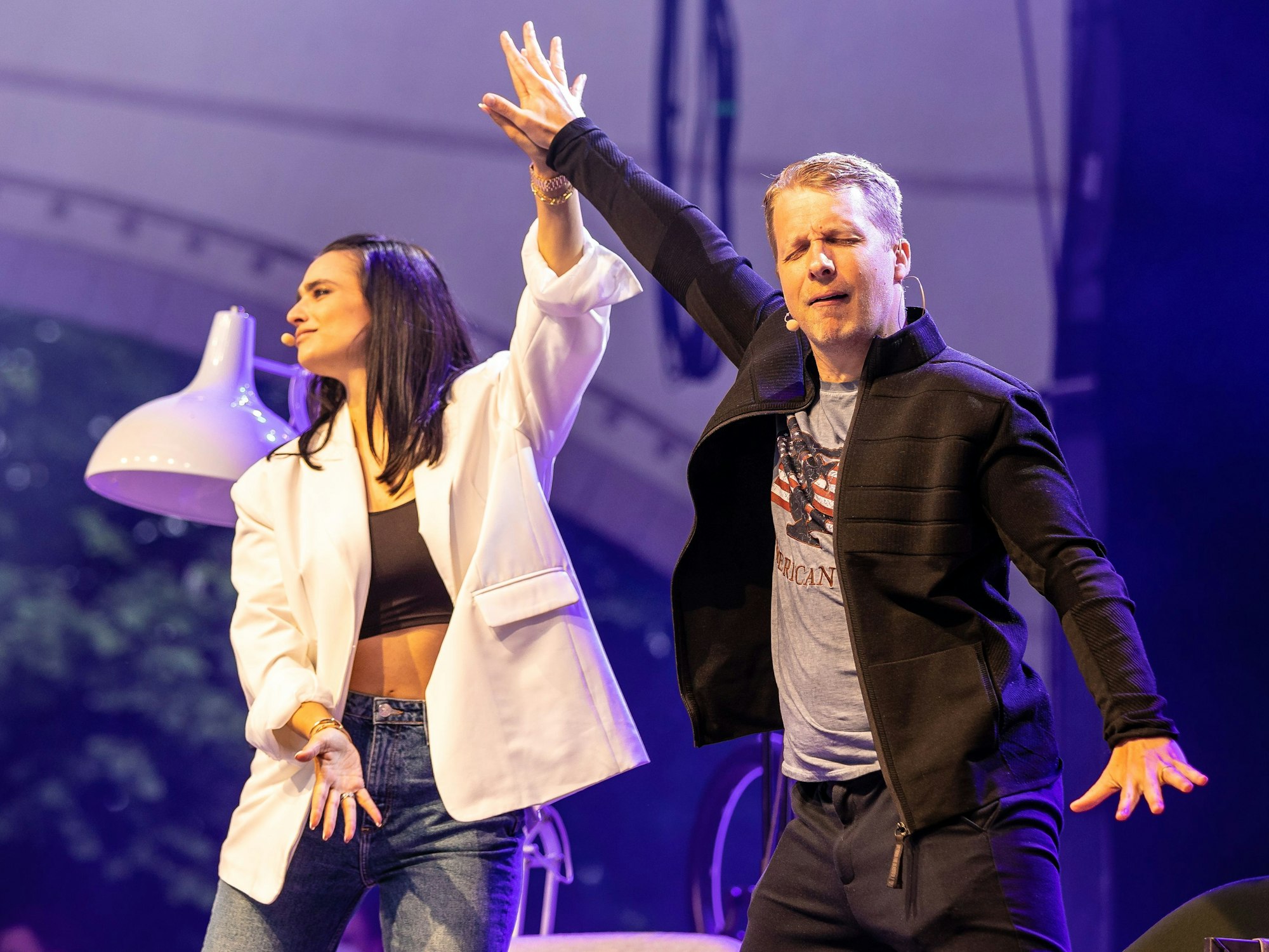 Comedian Oliver Pocher und seine Frau Amira Pocher drücken ihre Handinnenflächen gegeneinander.