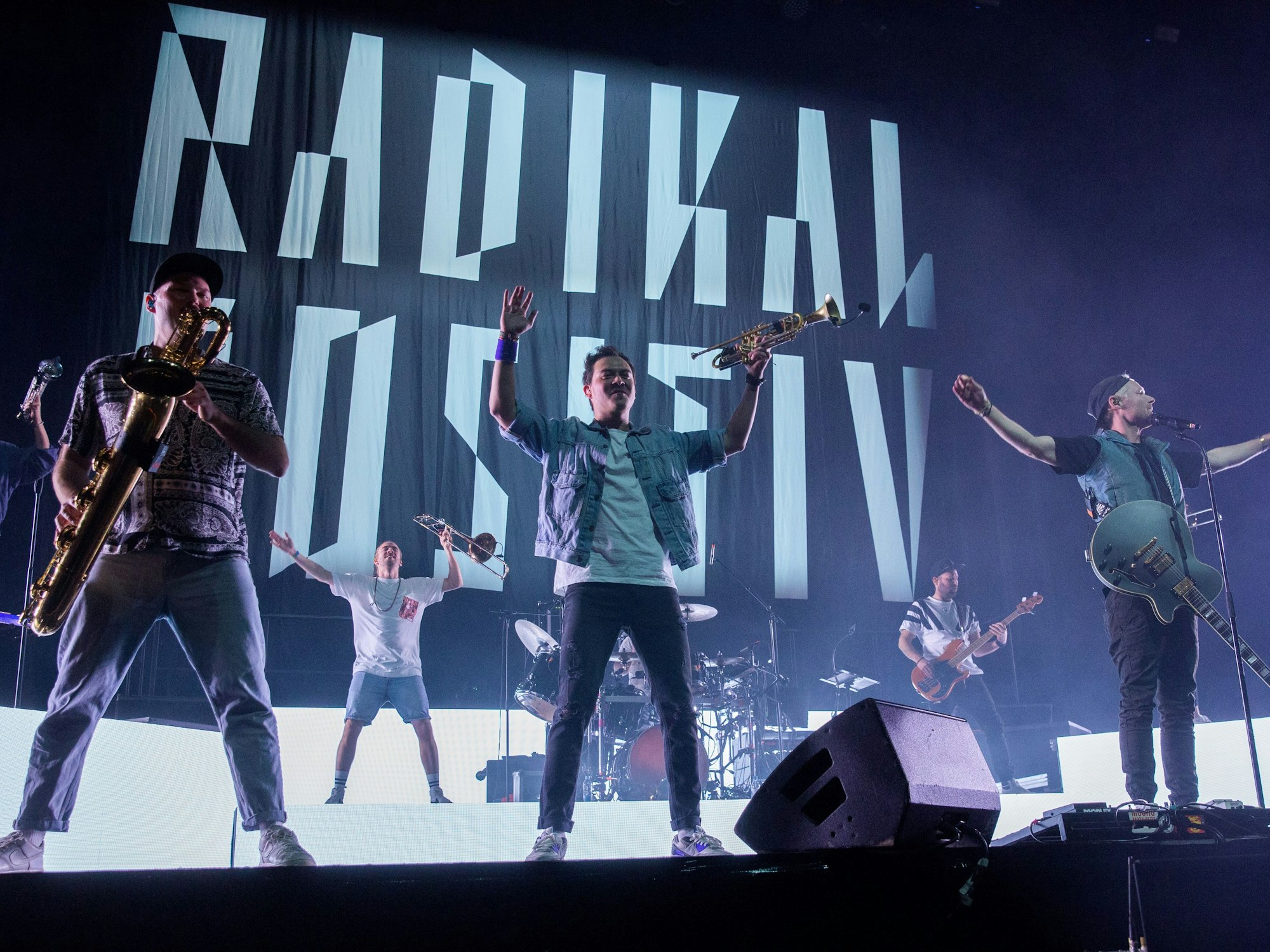 Die Band Querbeat steht auf der Bühne in der Lanxessarena.
